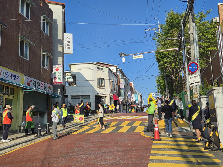 등굣길 어린이 교통안전 캠페인 활동 
