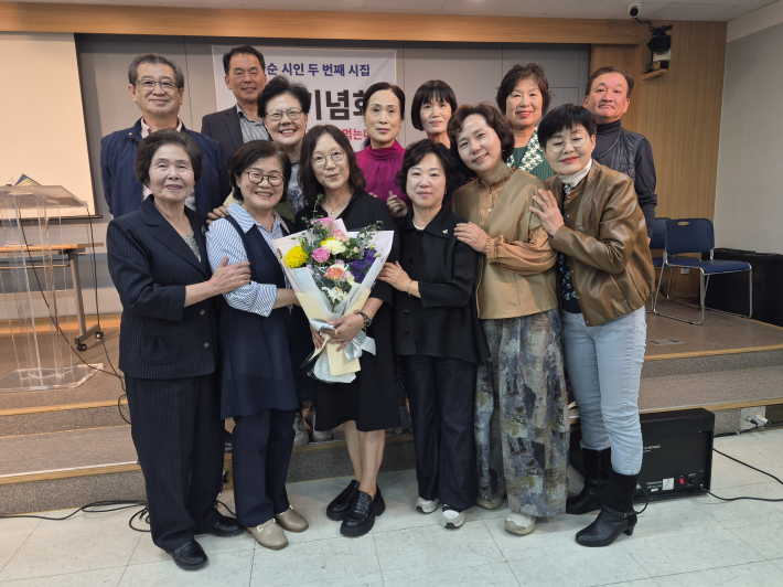 출판기념회 단체사진