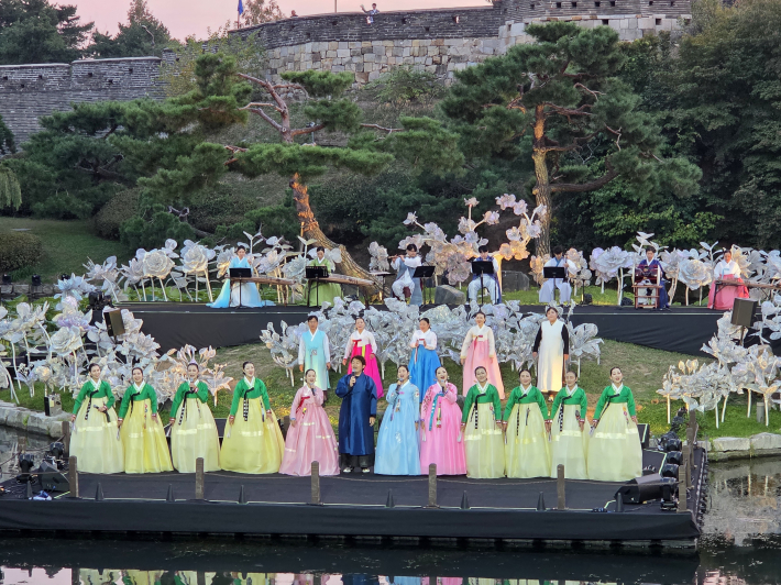 수원 아리랑을 부리며 '탕평풍류' 공연이 마무리되었다.