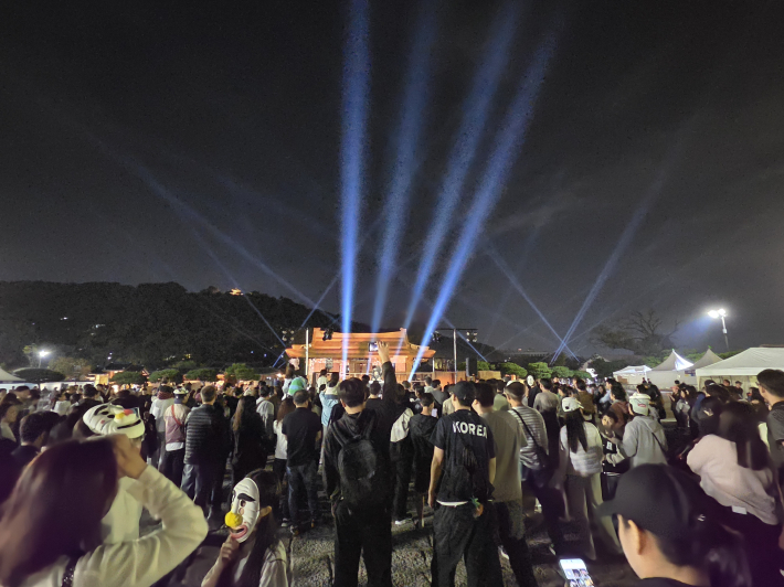 '신(新) 낙성연 가면무도회' 화성행궁 광장에서 펼쳐졌다.