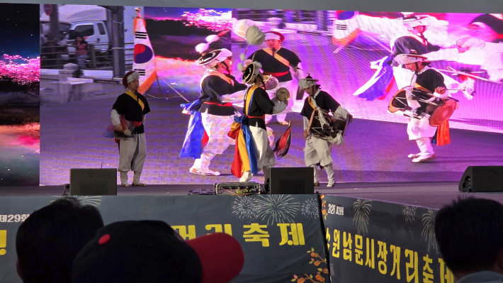 전통 풍물놀이패의 상모돌리기와 타악연주로 흥겨움을 더하고 있다.