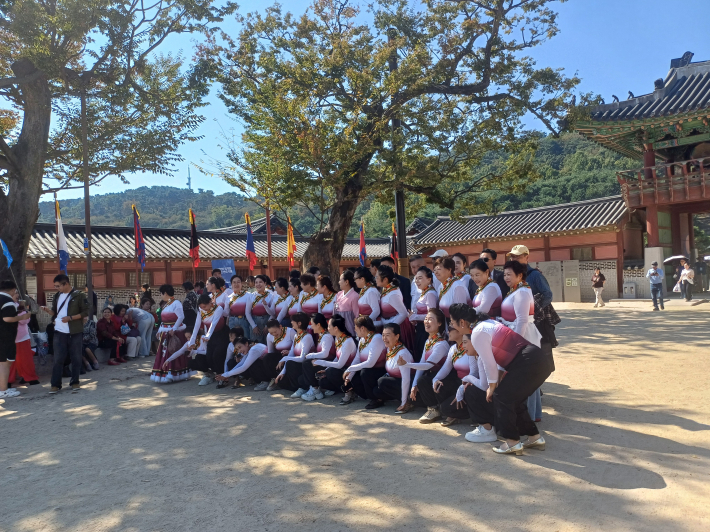 외국인 관광객 단체 기념사진 찍는 전경