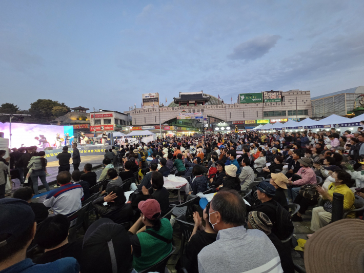 지동교 행사장을 가득 메운 시민과 관람객들
