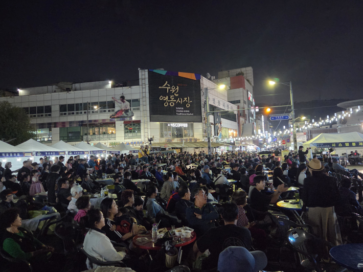 지동교 행사장을 가득 메운 시민과 관람객들