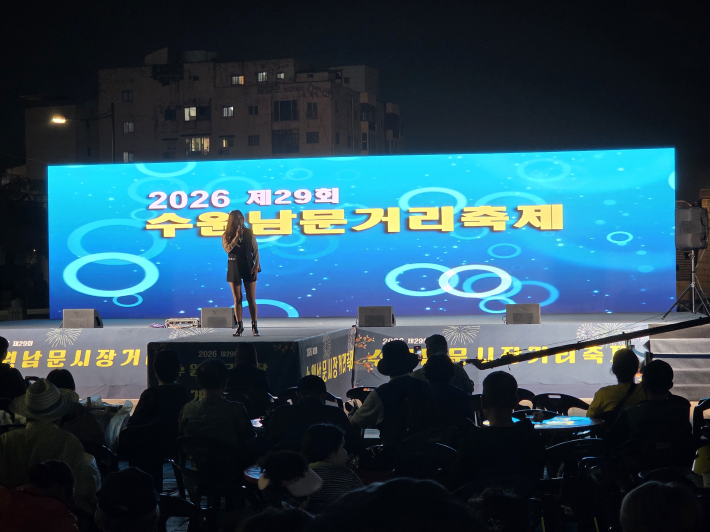 거리축제, 지역예술인들의 공연도 축제의 흥을 더했다.