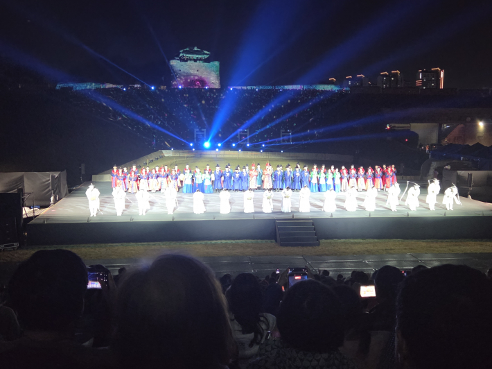 공연이 끝난 후, 모든 출연진이 무대에 등장하여 관객들에게 감사의 인사를 올린다. 뜨거웠던 무대의 여운을 뒤로한 채, 배우들과 관객들이 서로에게 아낌없는 박수를 보내며 대단원의 막을 내린다.