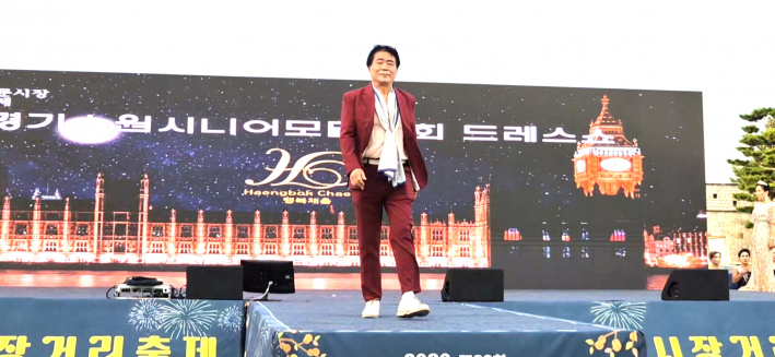 정을진 남성 시니어 모델