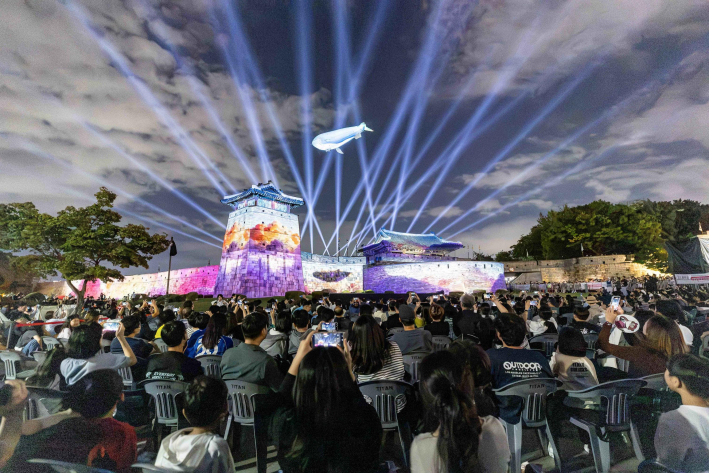 2026 수원화성 미디어아트 관람객들.