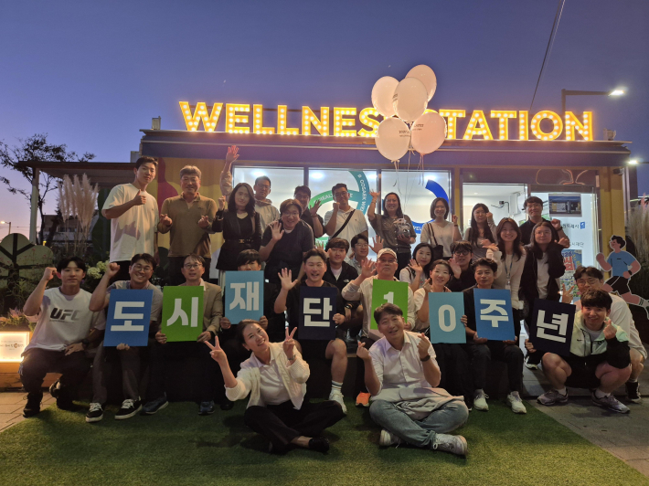 사진1) 수원도시재단 임직원들이 10주년을 맞아 기념촬영을 하고 있다.    