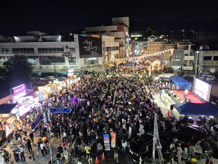 사진7) 수원남문시장에서 열린 불취무귀 야시장에 상인과 시민들이 모여 성황을 이루고 있다.    