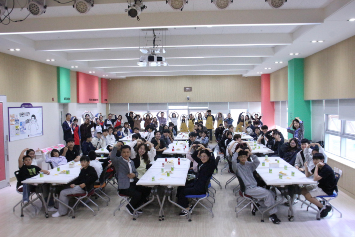 수원시글로벌청소년드림센터에서 열린 '짜장면 데이(DAY)'에서 이주배경청소년과 관계자들이 기념 촬영을 하고 있다.