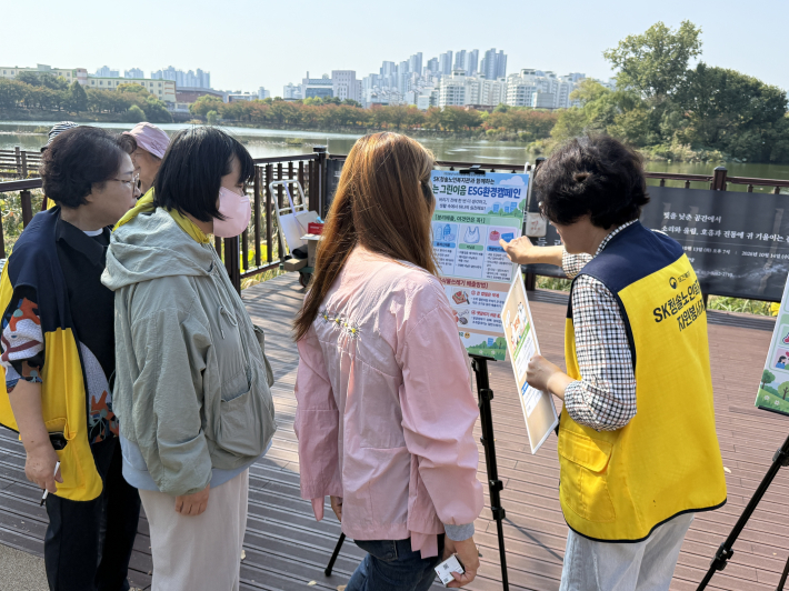 올바른 분리배출 방법에 대해 설명하고 있다. 