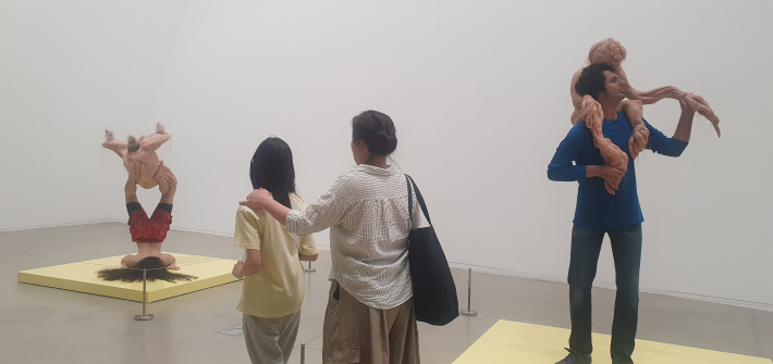 엄마와 딸이 수원시립미술관 전시실에서 나란히 조각 작품을 살펴보고 있다. 두 사람은 평소에도 가끔 전시관을 찾는다고 했다.