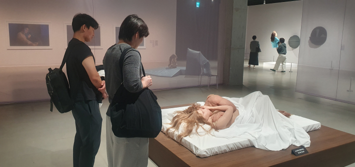 경기대학교에 재학 중인 이찬기 씨와 친구가 전시된 인물형 조각을 가까이에서 살펴보고 있다.