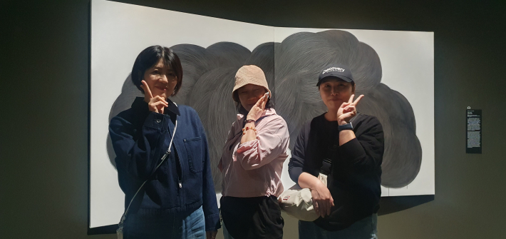 수원시 정자동에서 온 조지혜 씨와 친구들이 《킨쉽》 전시실에서 함께 기념사진을 찍고 있다.