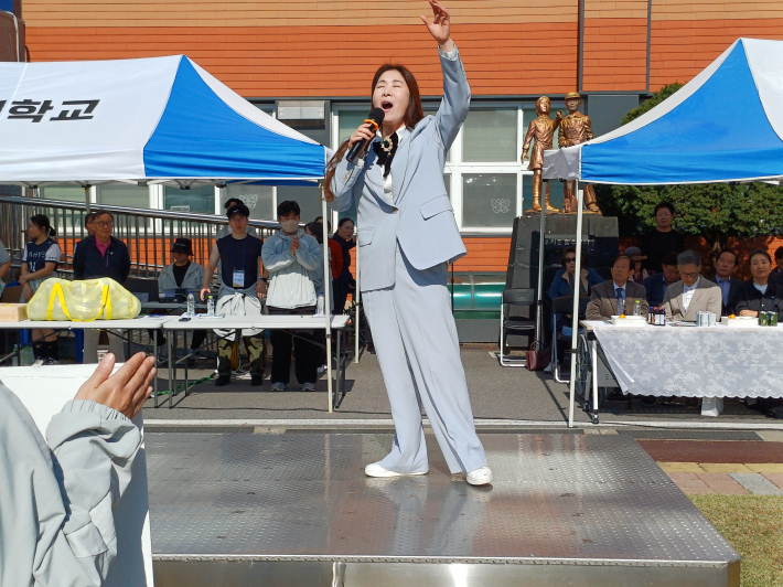 소프라노 이진주 성악가의 공연 모습