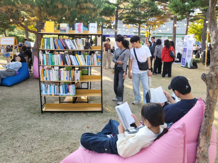 매트와 빈백에 앉아 책을 읽으며 주말 오후의 여유를 만끽하는 시민들. 편안한 독서 풍경이 눈길을 끈다.