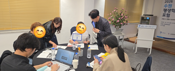 김호석 대표와 전문 퍼실리테이터가  참석자들과 함께 AI 시대 독서 문해력 활용 및 평생학습 현장 적용 방안에 대해 긴밀하게 의견을 나누고 안내하는 모습