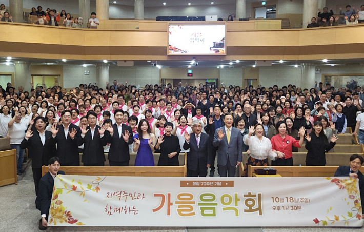 '가을 음악회'를 마친 뒤 출연진과 지역주민들이 다함께 기념촬영을 했다.