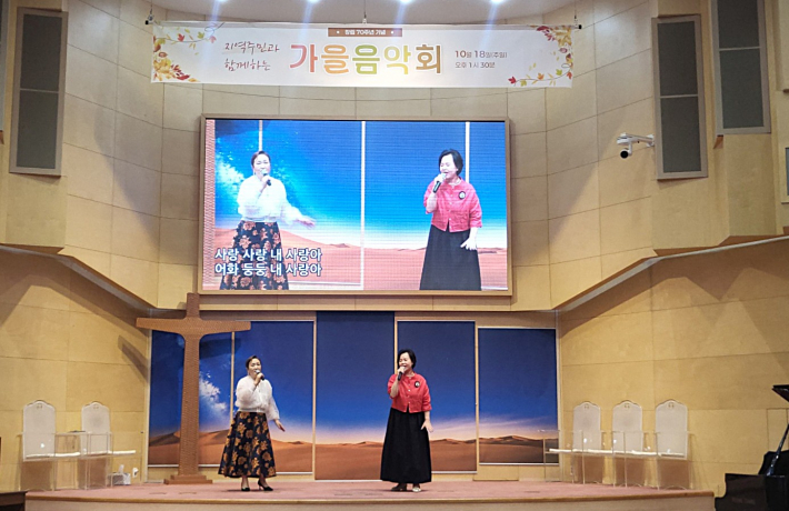 조방울 자매가 추억의 노래를 선보이며 관객들을 아련한 추억 속으로 이끌었다.