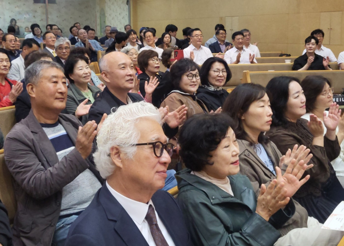 파장동 주민들이 함께 음악회를 즐기며 가을의 정취를 만끽하고 있다(사진 왼쪽에서 두 번째는 정혜숙 위원장).  