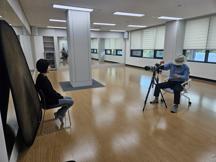 이만세한식부봉사회에서 어르신 사진촬영을 위해 촬영장비를 점검하고 있다