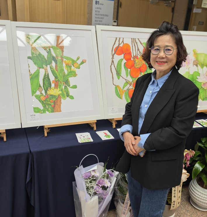 박서영 수강생이 자신의 작품 선인장 앞에 섰다.