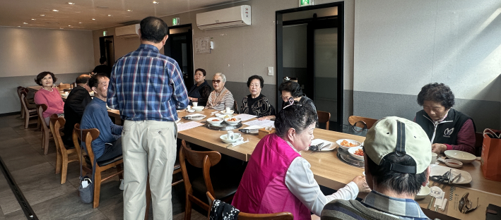 경로당 현안 논의를 위해 모인 경로당 노인협의회 정례회의 모습