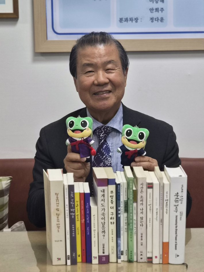 수원시캐릭터 수원이와 함께 웃는 모습으로 맞이해 준 김훈동 위원장 