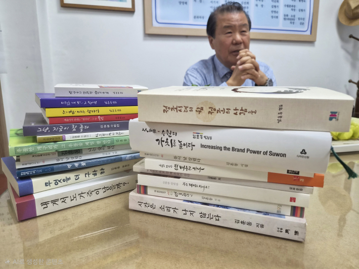 죽기 전까지 50여권의 책을 쓰는 것이 꿈이라는 김훈동 위원장 