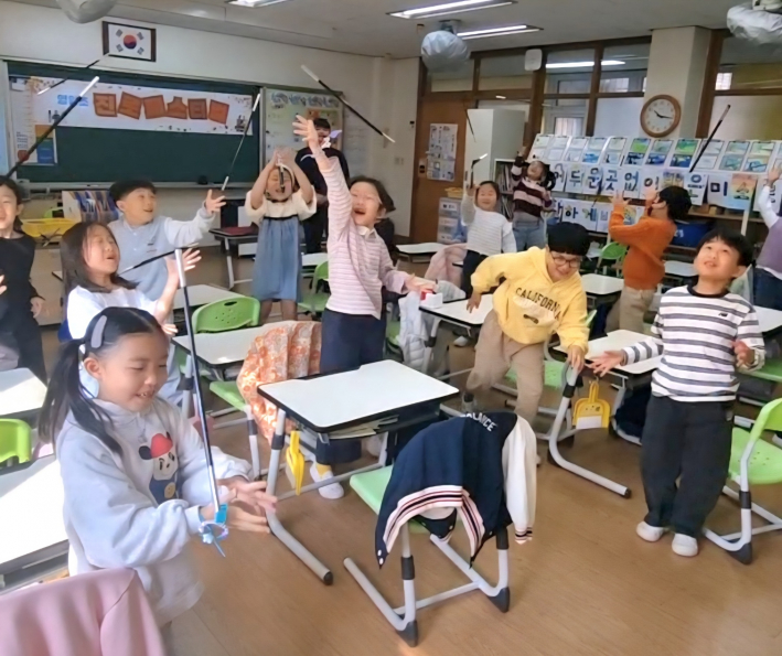 영일초등학교 학생들이 진로 페스티벌에 참여하고 있다.
