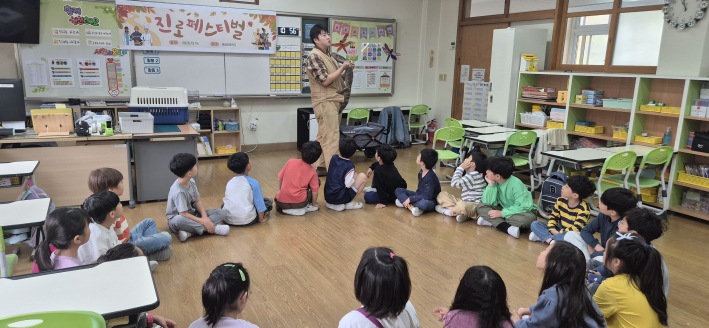 영일초등학교 학생들이 진로 페스티벌에 참여하고 있다.