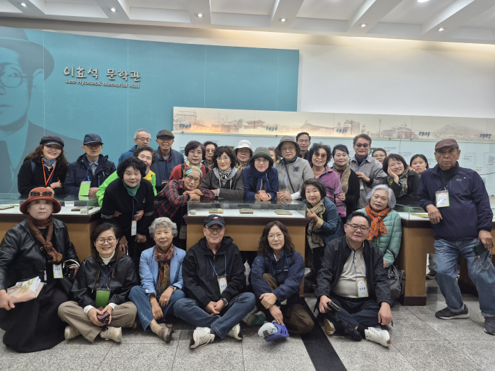 이효석 문학관에서 단체사진