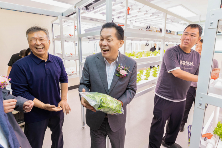 이재준 수원특례시장 스마트팜을 살펴보고 있다.