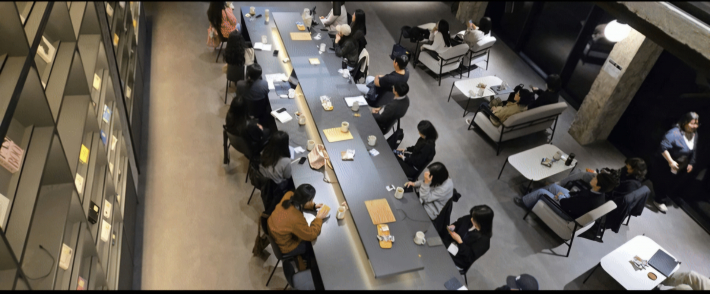 2층 서가에서 내려다 본 강연장, 청년 참가자들이 이낙준 작가의 강연에 몰입하여 경청하고 있다.