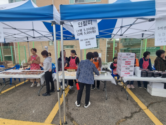 값싸고 쫄깃한 인절미 판매 처, 1팩에 3천원이다.