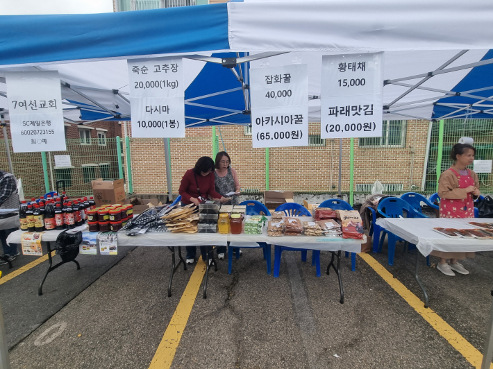 고추장, 다시다, 값비싼 꿀까지 갖추었다. 