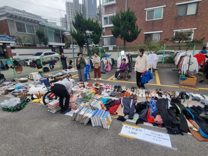 무조건 골라 잡아라, 가격은 1천 원대이다