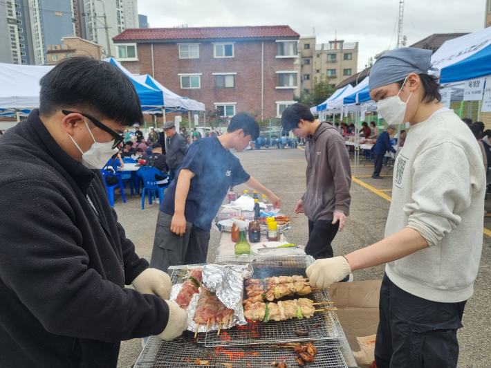 고기 굽는 냄새가 주변을 진동하고 있다. 