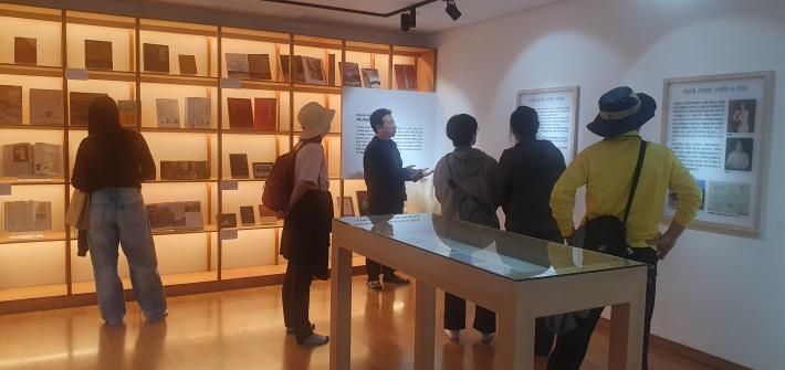 조성우 학예연구사가 후소 1층에서 관람객들에게 수원과 관련된 영화와 역사적 인물을 설명하고 있다.