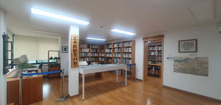 열린문화공간 후소 2층에 조성된 미술사학자 오주석의 서재. 책장과 연구 관련 자료들이 전시돼 있다.