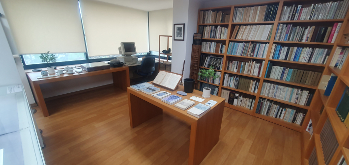 오주석의 서재에 전시된 서적과 자료, 컴퓨터 등 연구 관련 물품. 한 미술사학자의 학문적 흔적을 엿볼 수 있다.