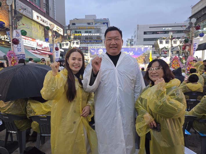 수원특례시 소상공인 여러분, 힘내세요!  - 왼쪽부터 평택시 소상공인연합회 이정숙 감사, 임용필 회장, 목미숙 사무총장)