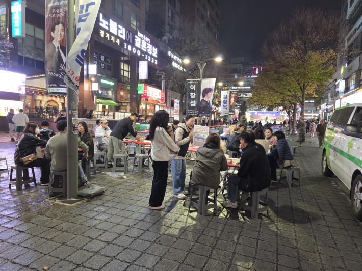 야시장에서 음식을 즐기고 있는 시민들