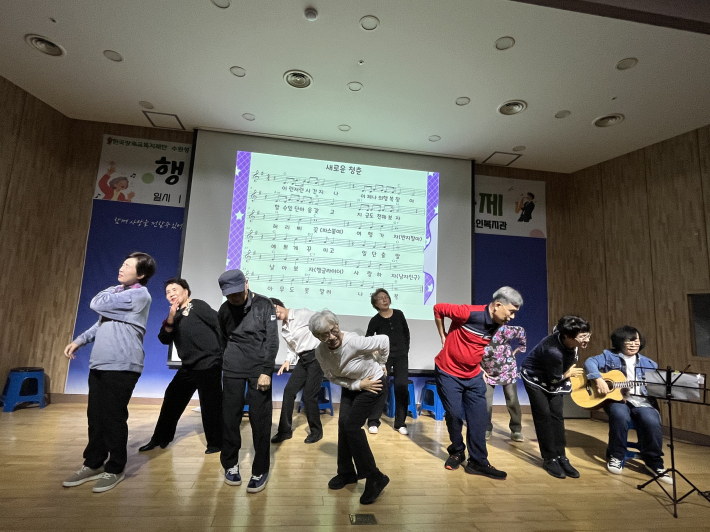 ▲ 지난 10월 23일 밤밭노인복지관 '행복을 담은 송년문화축제'에서 어르신들이 자신의 삶을 바탕으로 만든 《우리에게도 처음이 있다》 공연을 선보이고 있다.