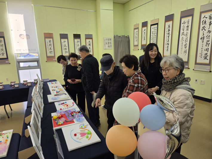 ▲ 밤밭노인복지관 '행복을 담은 송년문화축제'에서 선보인   《우리에게도 처음이 있다》 참여자들의 창작 결과물 전시.