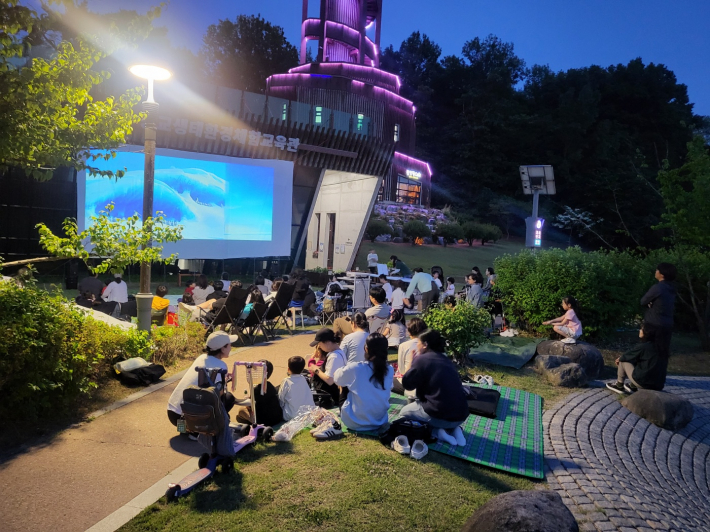 디즈니·픽사 명작 애니메이션[월-E]을 관람하는 시민들[광교 생태환경체험교육관 제공]