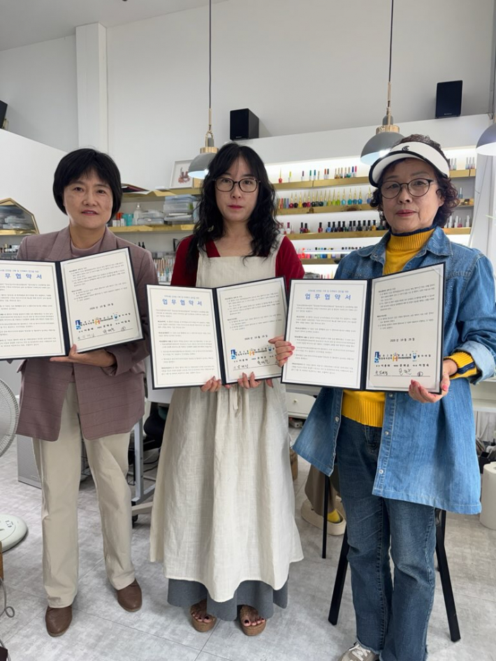 말자네일과 망포2동지역사회보장협의체가 업무협약을 체결한 후 기념사진을 촬영하고 있다. 