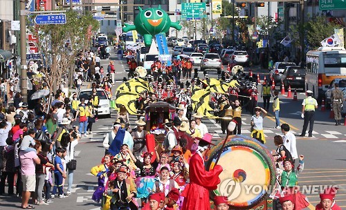 지난해 무궁화축제 시가행진 모습[연합뉴스 자료사진]