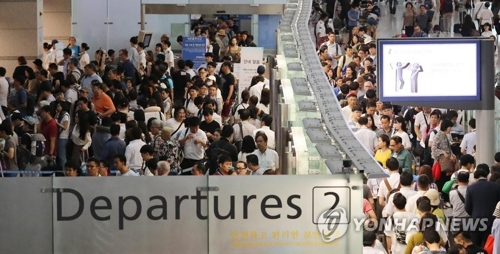 출국여행객으로 붐비는 인천공항
